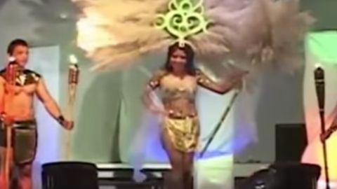 Сальвадорда гўзаллик танлови ғолибасининг бош кийими ёниб кетди (видео)