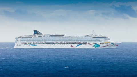 Video: Nyu-Yorkka yo‘l olgan kruiz kemasi qishki bo‘ronga uchradi