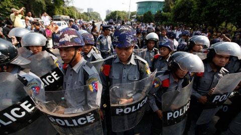 Мьянма полицияси Ракхайнда намойишчиларни ўққа тутди. 7 киши ўлдирилди, 33 киши яраланди