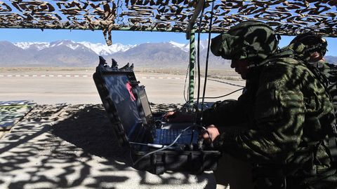 Britaniya mudofaa vaziri Rossiyaning “minglab qurbonlar”ga olib keladigan ehtimoliy zarbasi haqida ogohlantirdi