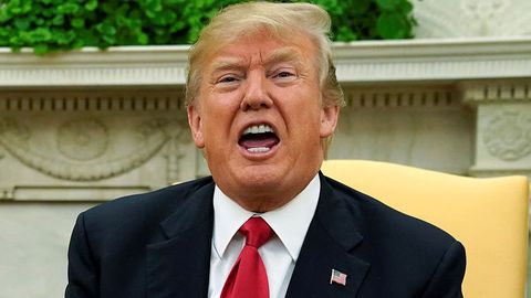 Дональд Трамп чет элликларни кузатишга рухсат берадиган қонунни узайтирди