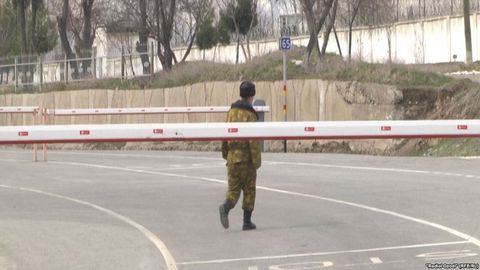 Тошкент ва Душанбе икки мамлакат чегарасида ёпилган назорат-ўтказиш пунктларини очиш масаласини ўрганмоқда