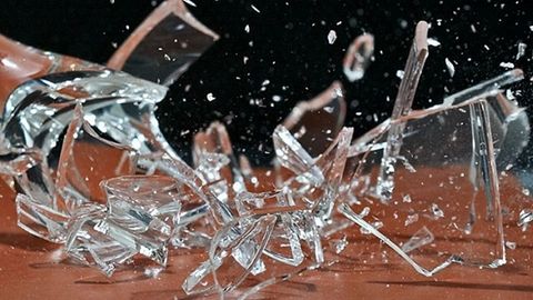 Санкт-Петербургда дўкон директори харидорни шиша бўлаги билан жароҳатлади ва қочиб кетди