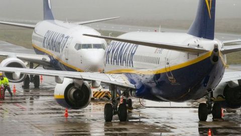 Польшалик сайёҳ ҳалокат чиқиш йўли орқали самолёт қанотига чиқиб олди (видео)