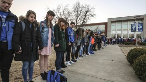 AQShda maktabdagi otishmaga yetib kelgan muxbir o‘q uzayotgan uning o‘g‘li ekanligini aniqladi