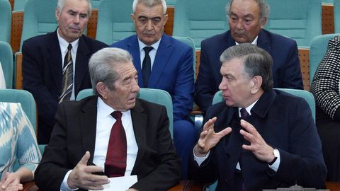Shavkat Mirziyoyev Termizda yangi qurilgan San’at saroyi va amfiteatrni borib ko‘rdi. Teatr ijodkorlari uchun ko‘p qavatli uy qurish haqida topshiriq berdi