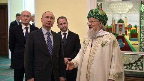 Владимир Путин Уфа жоме масжидида бўлди