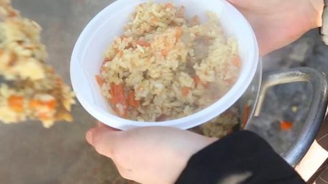 Ostona masjidlari ko‘mir va issiq ovqat tekin tarqatishni tashkillashtirdi