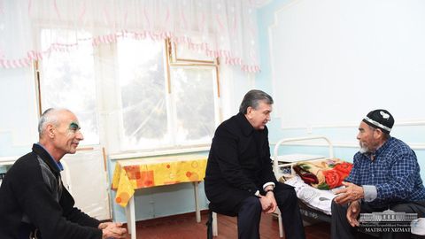Шавкат Мирзиёев: Янгийўлдаги шифохонада беморлар чопонда ётганини кўриб, кўзимга ёш келди