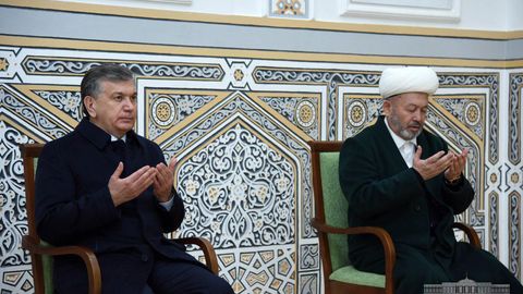 Шавкат Мирзиёев Ҳаким Термизий мақбараси зиёрати чоғида Ақтўбеда ҳалок бўлганлар ҳақига дуо қилди