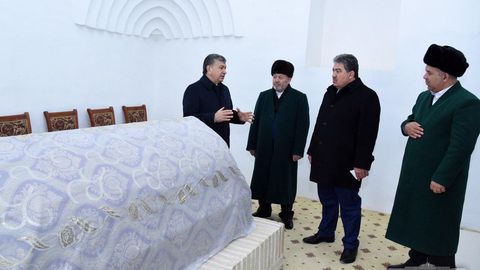 Shavkat Mirziyoyev Abu Muin Nasafiy maqbarasini ziyorat qildi