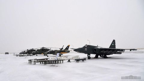 Shavkat Mirziyoyev Xonobod harbiy aerodromiga tashrif buyurdi