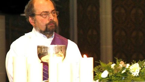 Belgiyada o‘nlab qariya va bemorlarni o‘ldirgan “o‘lim ruhoniysi” sud qilinmoqda