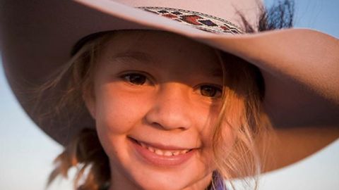 Avstraliyada o‘z joniga qasd qilgan qizchaning ota-onasi internetdagi masxaralovchilarni dafn marosimiga chaqirdi