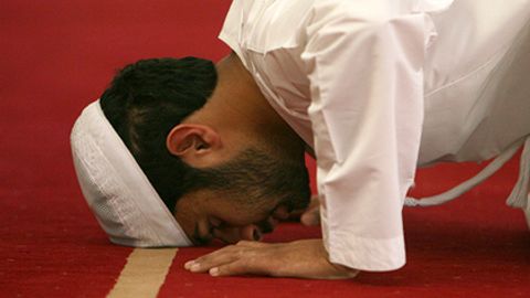 БААда намоз ўқиш учун йўл четида тўхтаган ҳайдовчилар жаримага тортилади