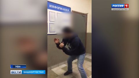 Полиция бўлинмасига машинаси билан урилган уфалик маст эркак муассасада рақсга тушди (видео)