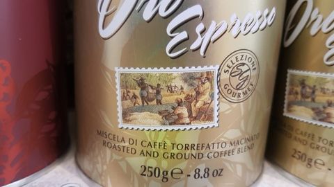 Buyuk Britaniyadagi supermarket idishiga qullar tasviri tushirilgan kofeni savdodan olib tashladi