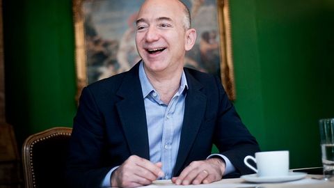 Жефф Безос муҳожирлар стипендияси учун 33 млн доллар хайрия қилди
