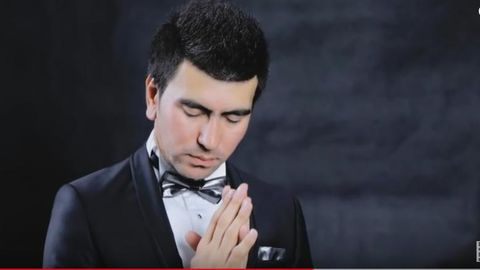 Хонанда Сардор Мамадалиев Ақтўбеда ҳалок бўлганлар хотирасига атаб қўшиқ куйлади