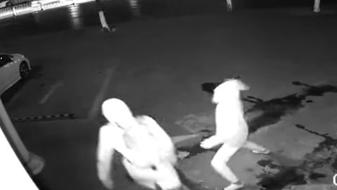 Xitoyda o‘g‘ri o‘z sherigining boshiga g‘isht bilan tushirib, “ish”ni barbod qildi (video)