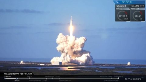 Space Х коинотга бортида Tesla автомобили бўлган энг оғир Falcon Heavy ракетасини учирди