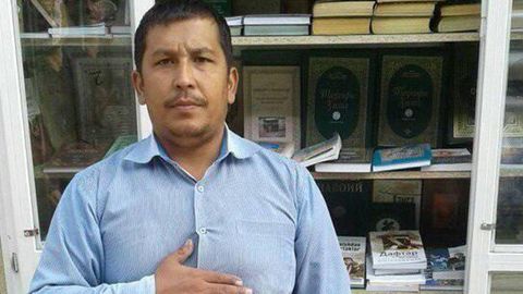 Риштон туман ҳокими ҳунарманднинг ўз ҳисобидан бозорда қурган кутубхонасини буздирмоқчи