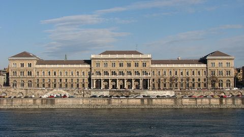 O‘zbekiston TIV delegatsiyasi Budapeshtdagi Korvina univeristeti rektori bilan uchrashdi