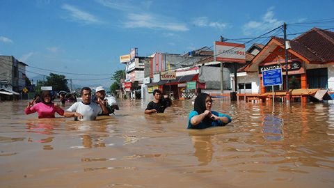 Indoneziyadagi ko‘chkilar va suv toshqinlari oqibatida 16 kishi halok bo‘ldi