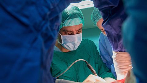 Italiyalik erkak unga o‘z buyragini bergan hamshiraga uylandi