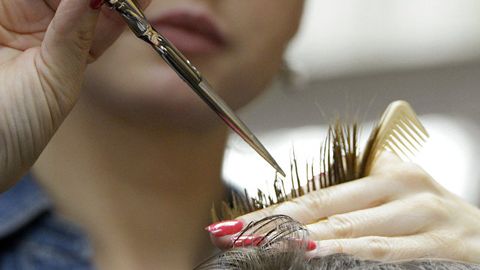 Germaniyalik ayol sochi juda kalta olingani uchun politsiyaga murojaat qildi