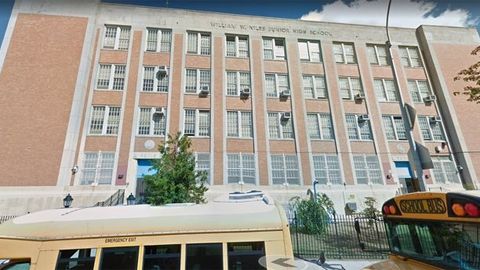 AQShda maktab o‘qituvchisi qullar haqida dars o‘tayotib, qora tanli o‘quvchilardan birini oyog‘i bilan ezg‘iladi