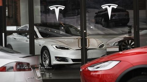Tesla 2017 йилнинг охирги чорагида рекорд миқдорда зарар кўрганини маълум қилди