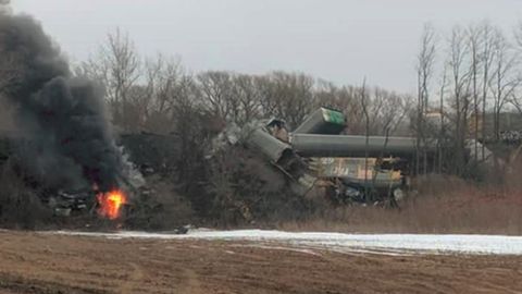 АҚШда поезд ўз рельсидан чиқиб кетди