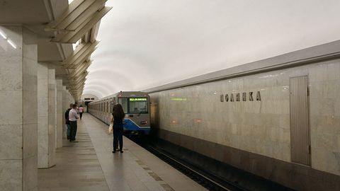 Moskvadagi metro stansiyalarining birida ayol poyezd ostida qolib halok bo‘ldi