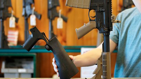 Дональд Трамп винтовка ва автоматларни ясашда ишлатиладиган қурилмаларни сотишни тақиқлашга буйруқ берди