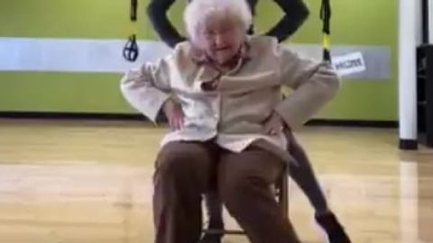 Video: 93 yoshli qariyaning quvnoq mashg‘uloti