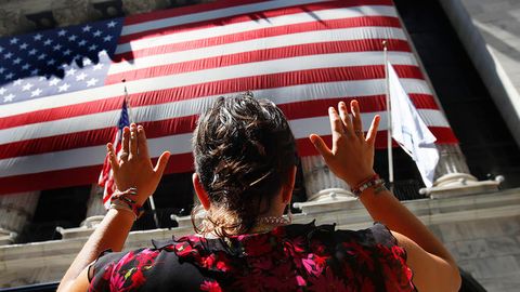 Florida gubernatori ruhiy kasalligi bor odamlarga qurol sotishni cheklash taklifini bildirdi