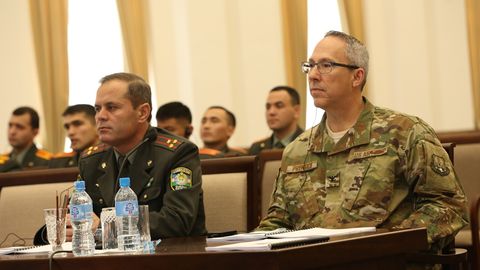 АҚШ мудофаа вазирлиги қўмондони Қуролли Кучлар академиясига ташриф буюрди