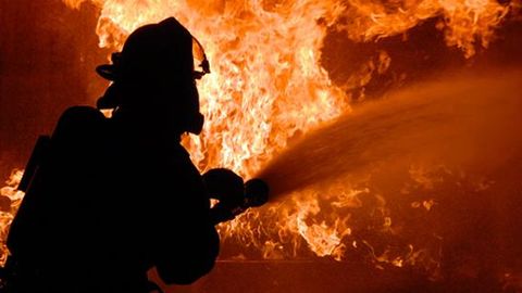 Chilonzorda o‘t o‘chiruvchilar yong‘in paytida ichkarida qolgan xonadon egasini qutqarib qoldi