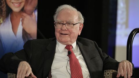 Uorren Baffett AQSh Harbiy-dengiz kuchlari yangi jangovar kemasini ishga tushirish marosimida qatnashdi