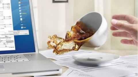 Ноутбукка сув тўкилганида нима қилиш керак?