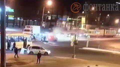 Санкт-Петербургда ўғрилар дўконни ўмариб қочаётганида авария учради ва кўчада отишма уюштирди (видео)