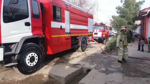 Jizzaxlik o‘t o‘chiruvchilar yonayotgan xonadon ichidan 19 yoshli qizni qutqarib qoldi