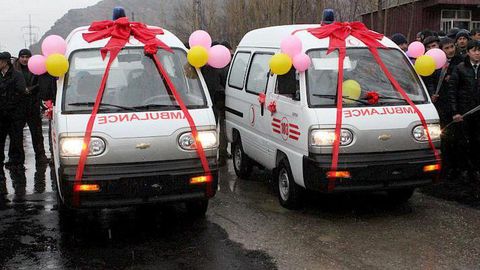 O‘zbekiston Qirg‘izistonga 2 ta “tez yordam” mashinasi sovg‘a qildi