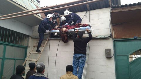 Наманганда ўтин олиш учун уй томига кўтарилган аёл ҳушини йўқотди