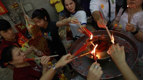 Tailandda mamlakat bosh vaziriga qarshi sehrgarlik amallarini bajargan shaxs qidirilmoqda