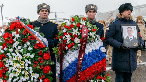Voronejda Suriyada halok bo‘lgan uchuvchini dafn qilishdi