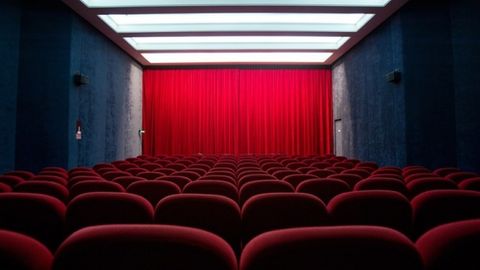 Britaniyada kinoteatrga tashrif buyurgan erkak boshi o‘rindiqqa qisilib qolishi oqibatida vafot etdi