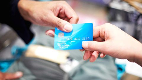 Nukus bozorida sotuvchi xaridorning plastik kartasidan ikki marta haq oldi