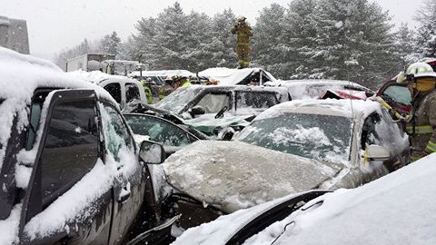 Мичиганда кучли қор ёғиши оқибатида 60 та автомобиль тўқнашди